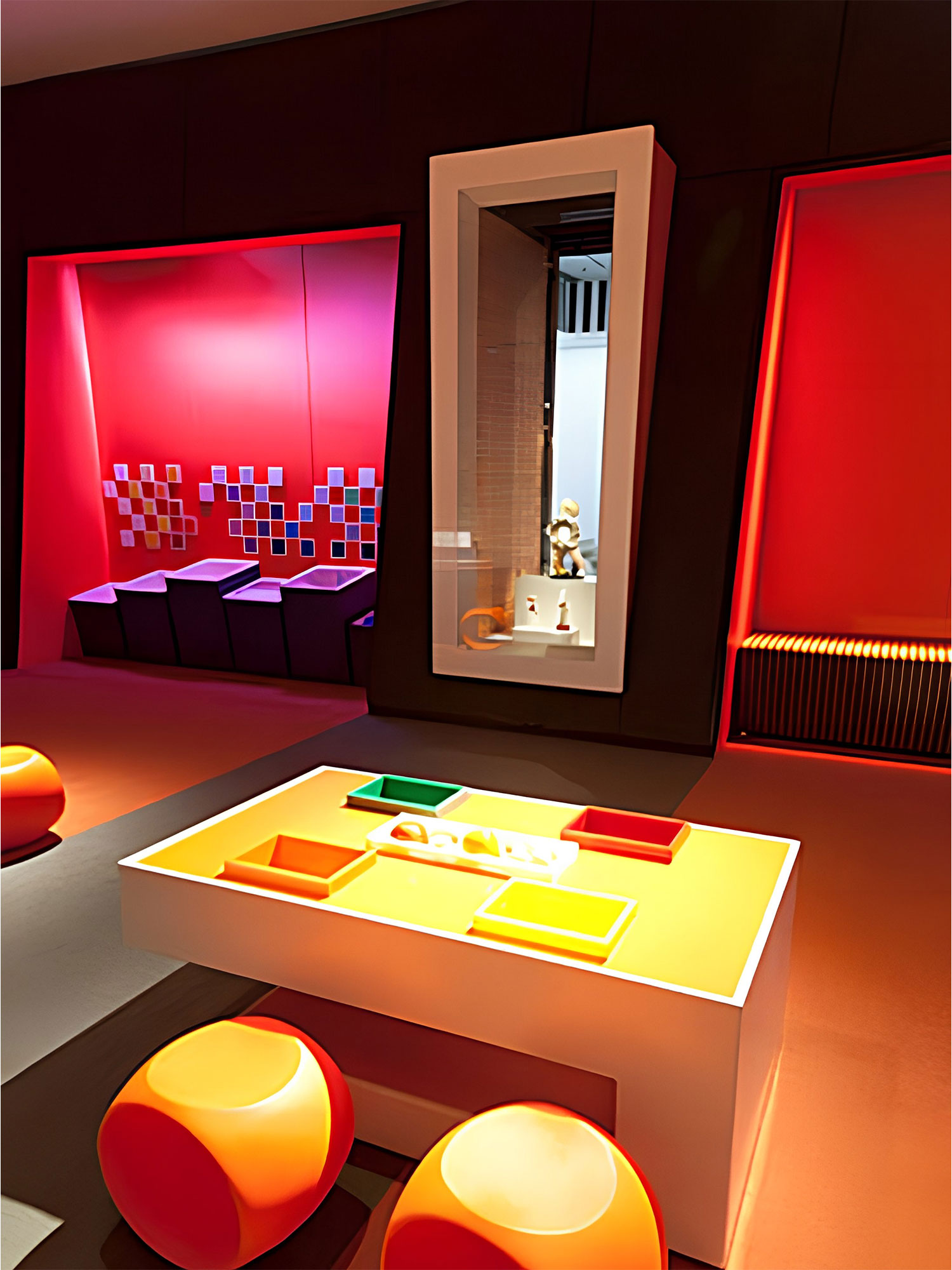 European Museum Technology is often called upon to repurpose or transform existing museum showcases into new showcases or display cases by modifying the shape and dimensions.