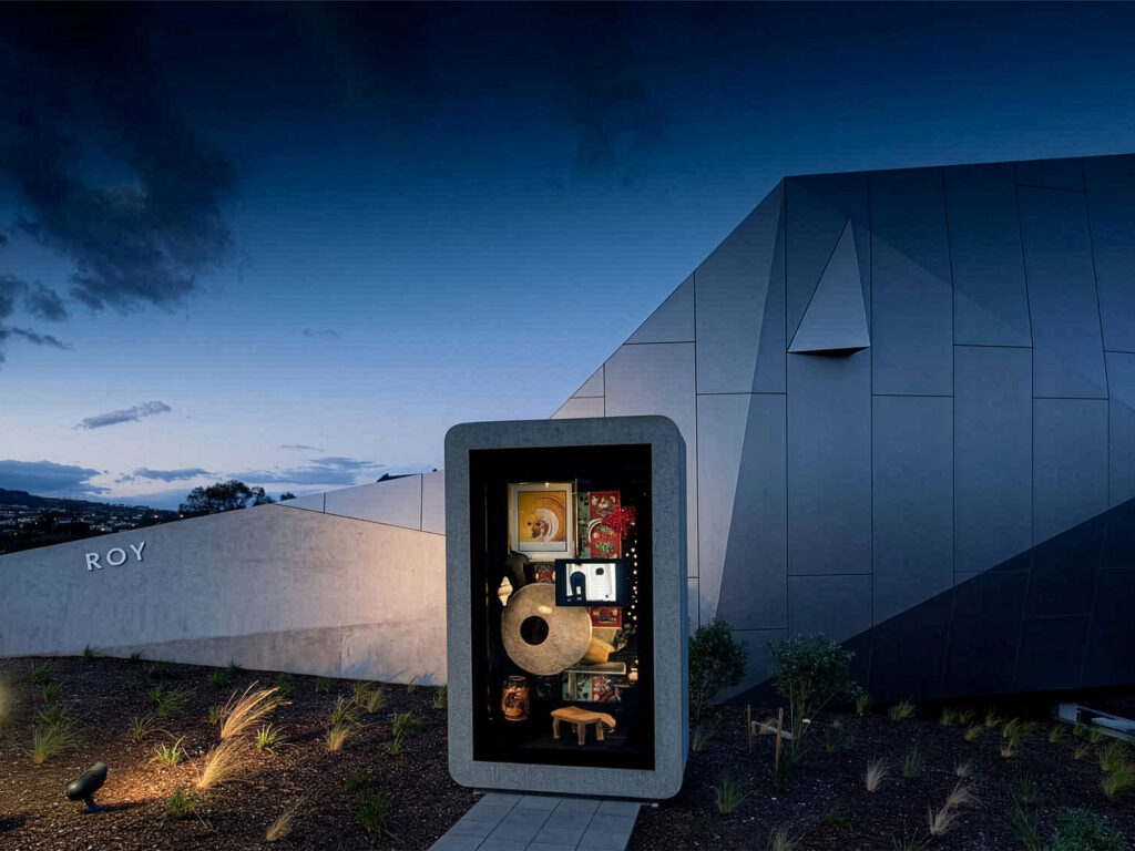 Monolithic Showcase Engineering | MONA Wunderkammer